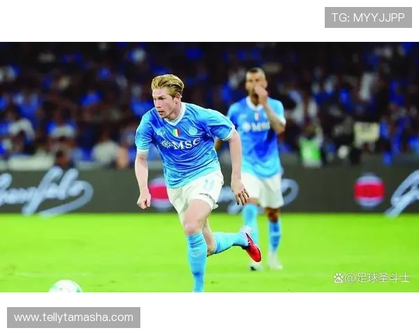 德布劳内 vs 哈维：时代中场的风格对比