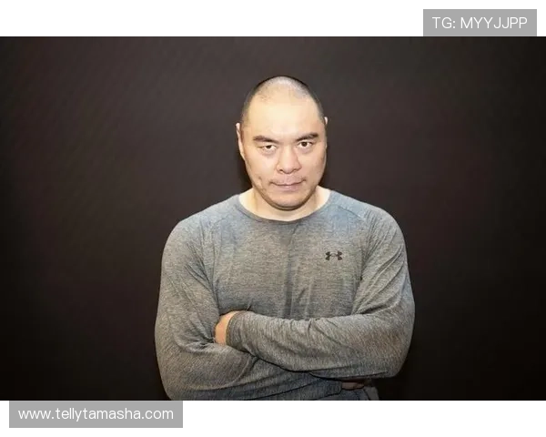 张志磊训练室外居然开始猛喝奶茶，这谁顶得住啊！